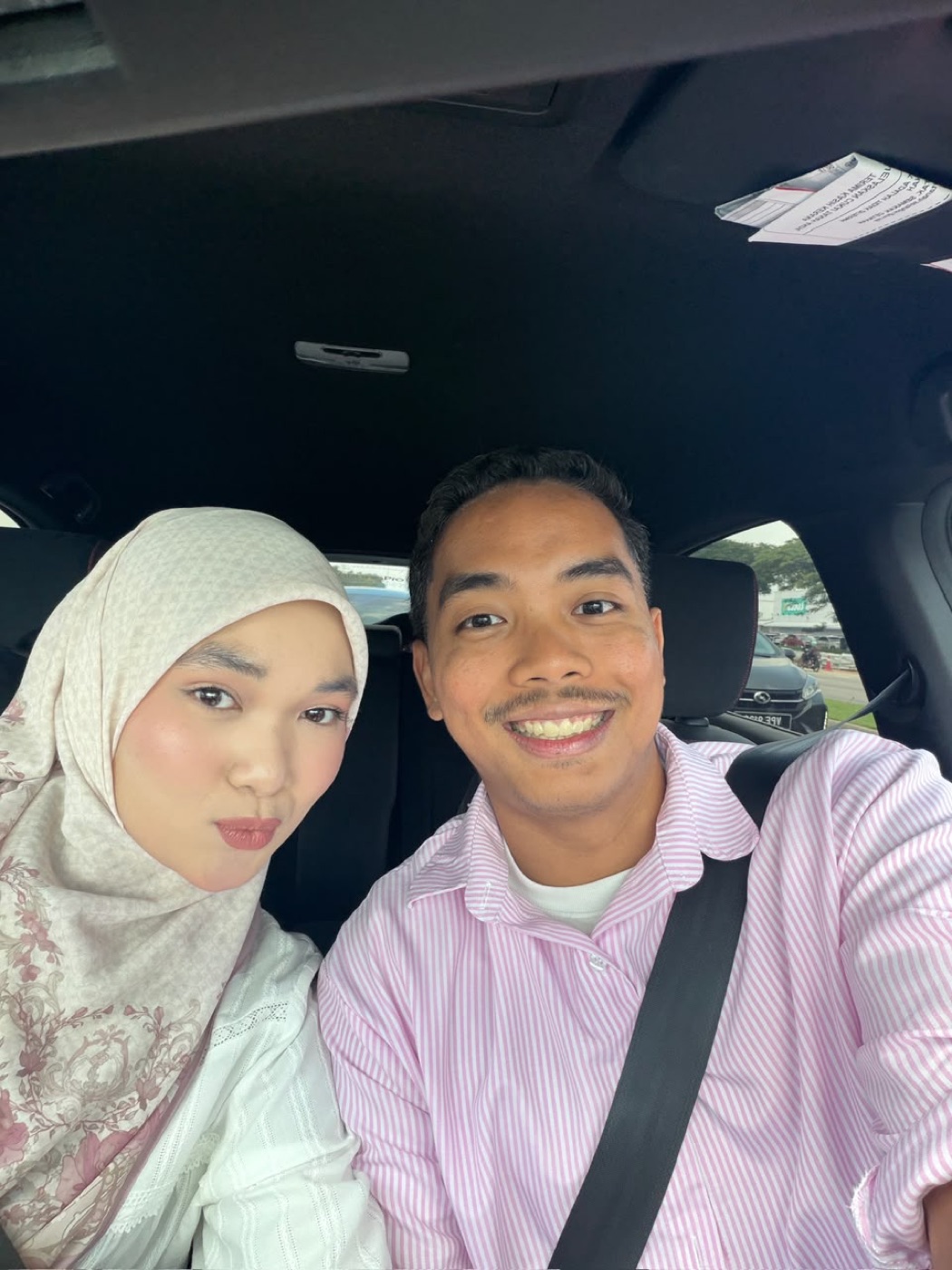 Aqil dan Maira tersenyum